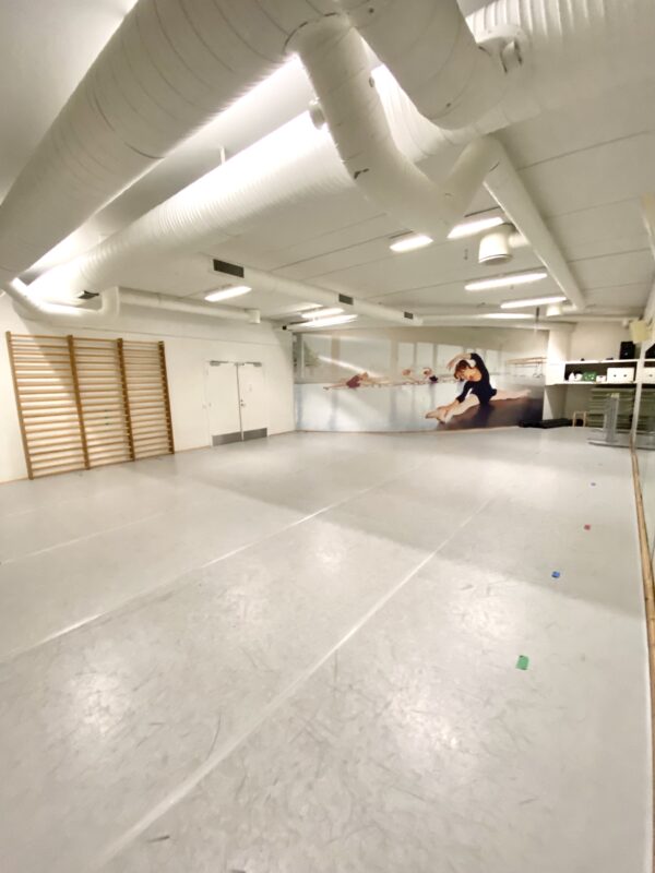 Balletskolen i DGI-byens balletstudie med dansevinyl, barrer og spejlvæg