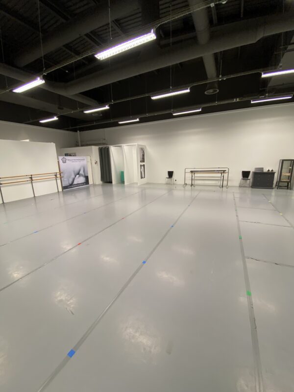 Balletstudie på 135 kvm hos balletskolen i City2 i Taastrup ved Høje Taastrup station. Studiet har dansevinyl, spejlvægge, barrer og højt til loftet.