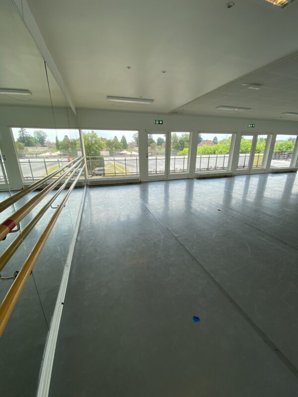 Balletskolen i Skovshoveds balletstudie, 130 kvm sal med dansevinyl, spejlvæg samt løse og faste barrer.